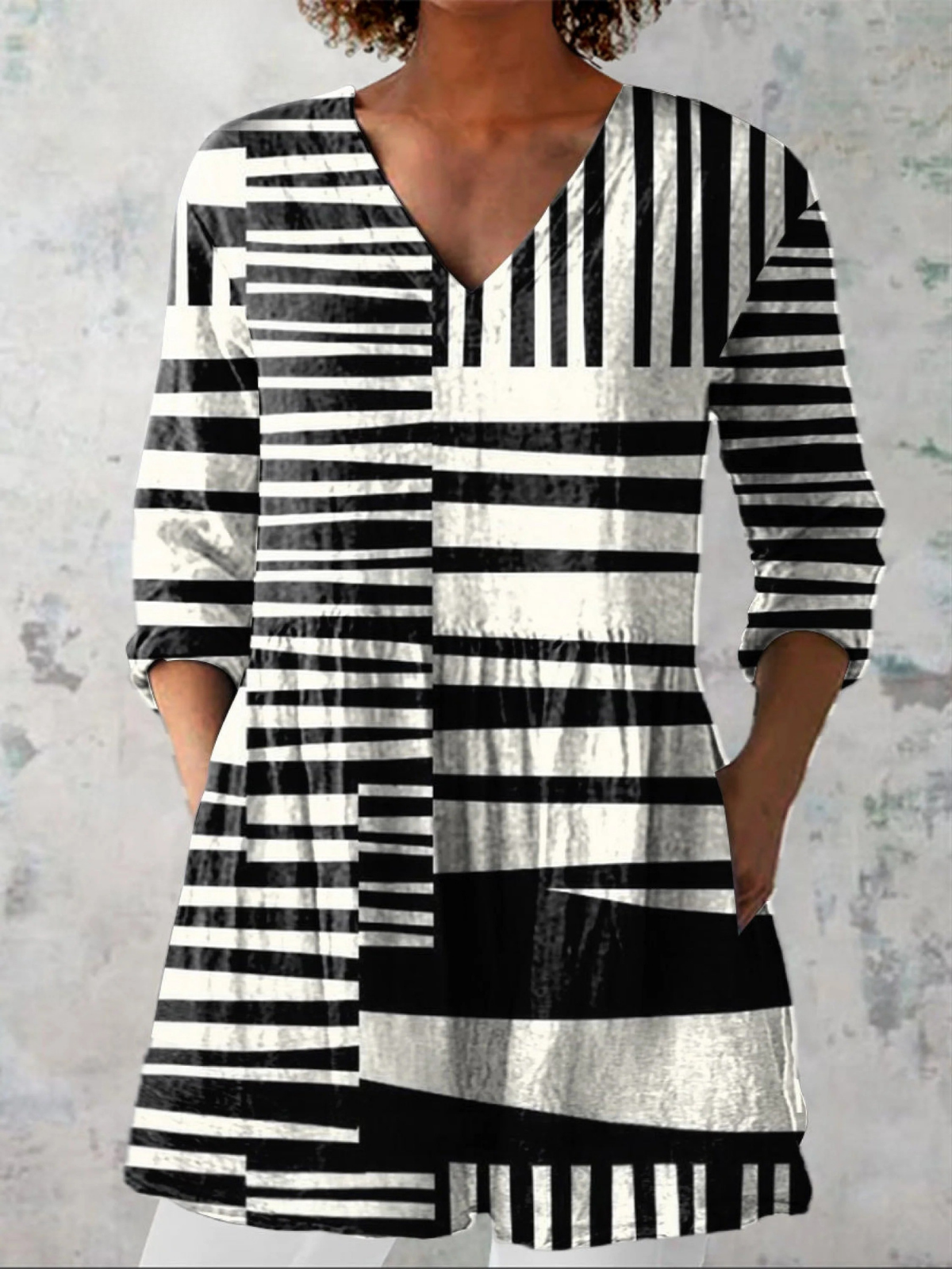 Bluse mit V-Ausschnitt in langer Form in Weiss
