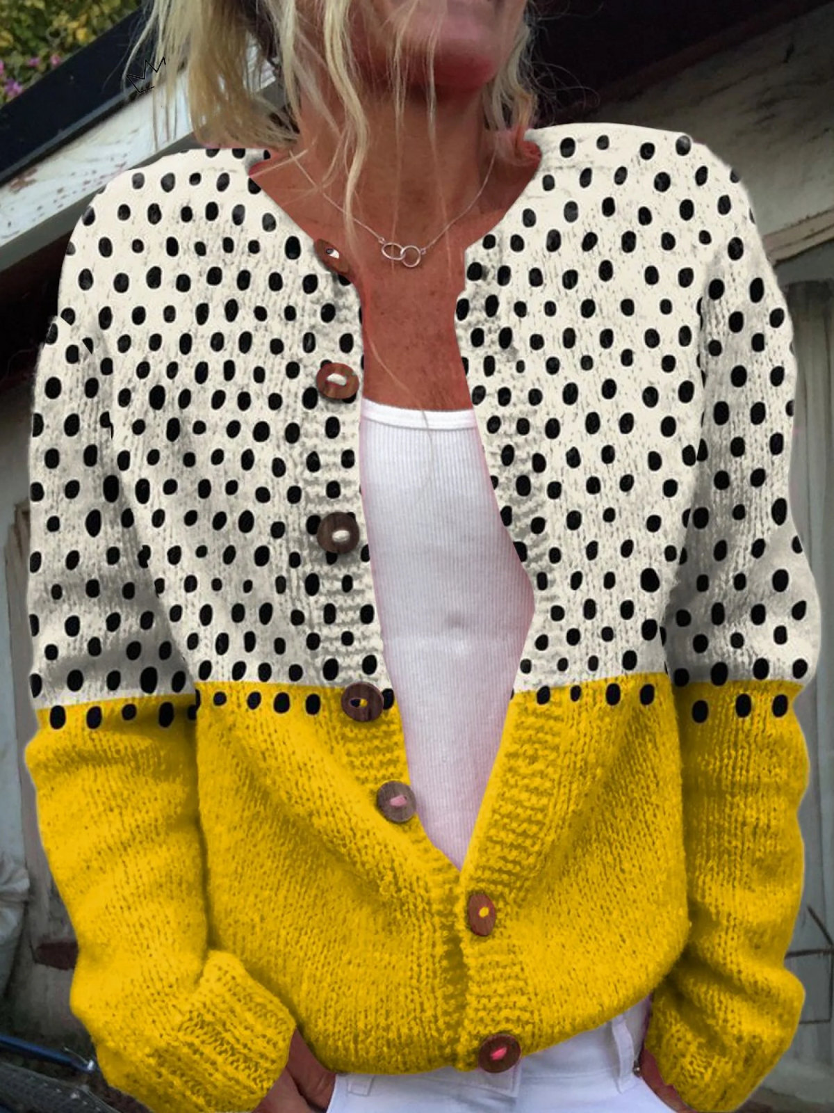 Strickjacke mit Knopfleiste und Punktemuster