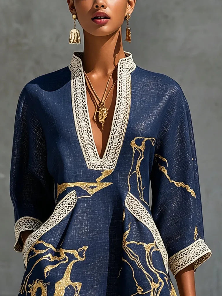 Minikleid mit V-Ausschnitt und Spitzendetails in Marineblau - Ansicht 4