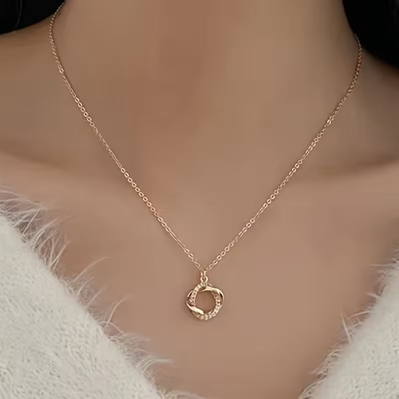 Elegante goldene Halskette mit Anhänger