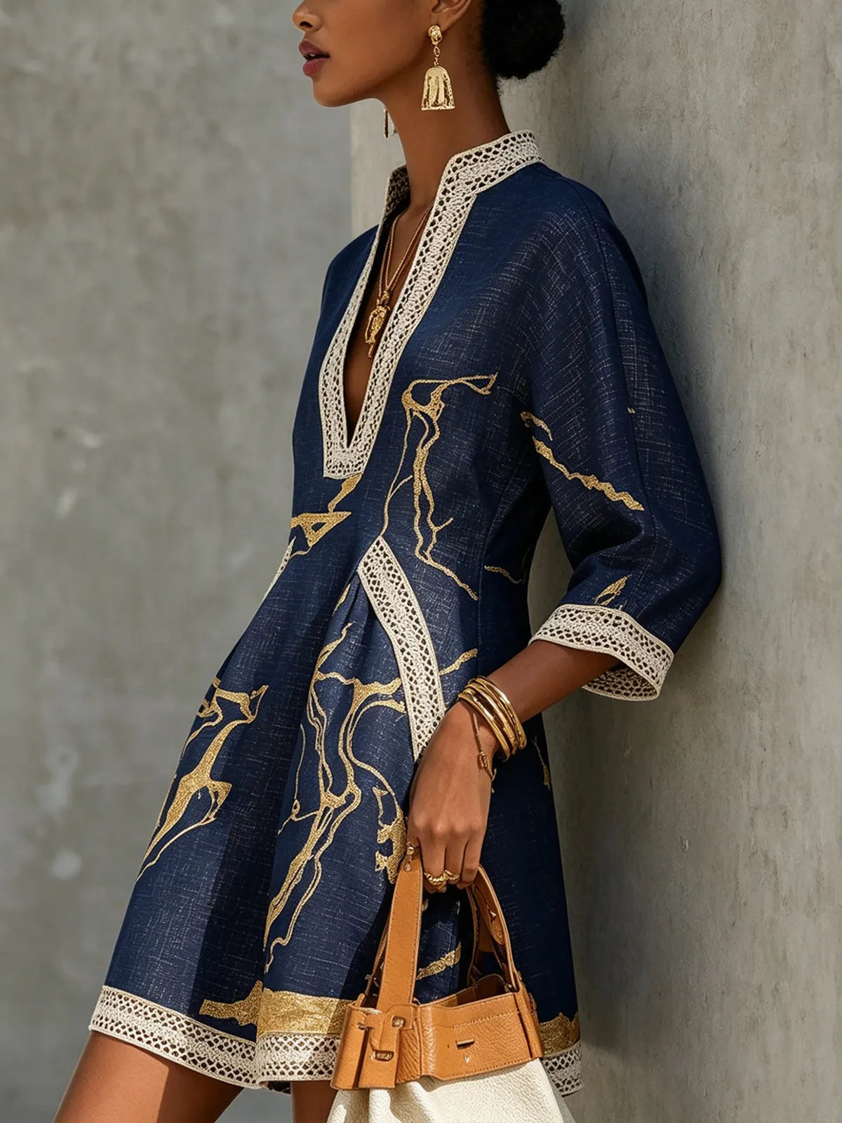 Minikleid mit V-Ausschnitt und Spitzendetails in Marineblau - Ansicht 3