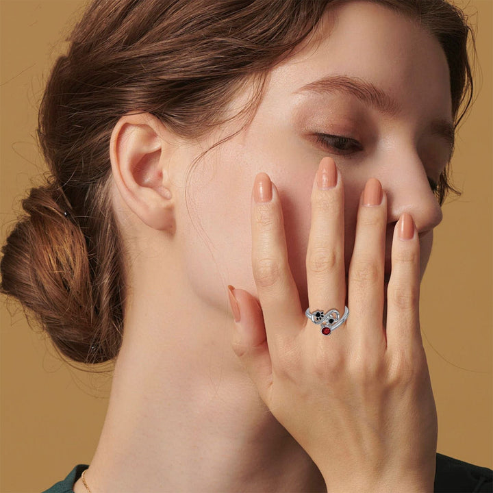 Schwarzer Pfotenabdruck verstellbarer Ring mit roter Gemme