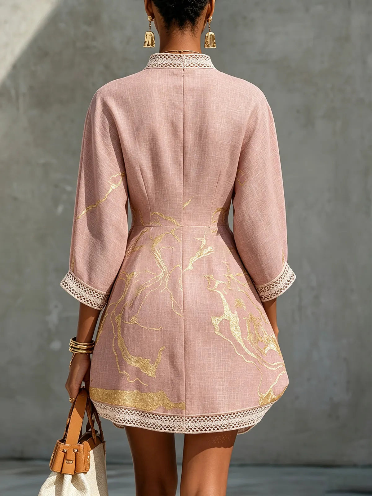 Minikleid mit V-Ausschnitt und Spitzendetails in Rosa - Ansicht 3