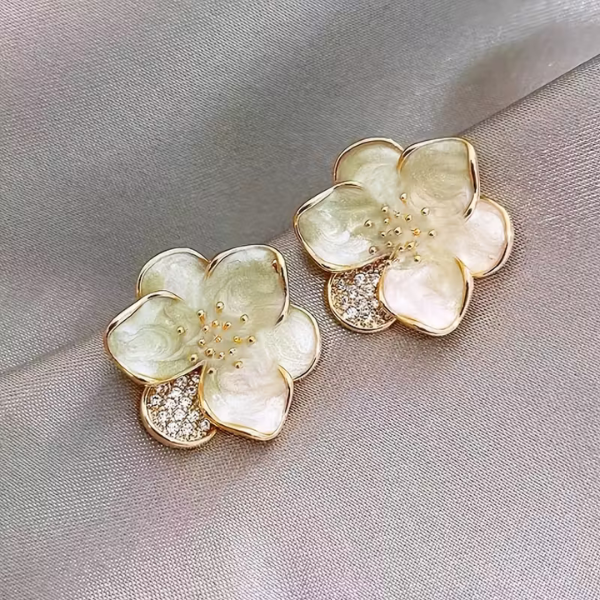 Elegante moderne blumenförmige Ohrringe