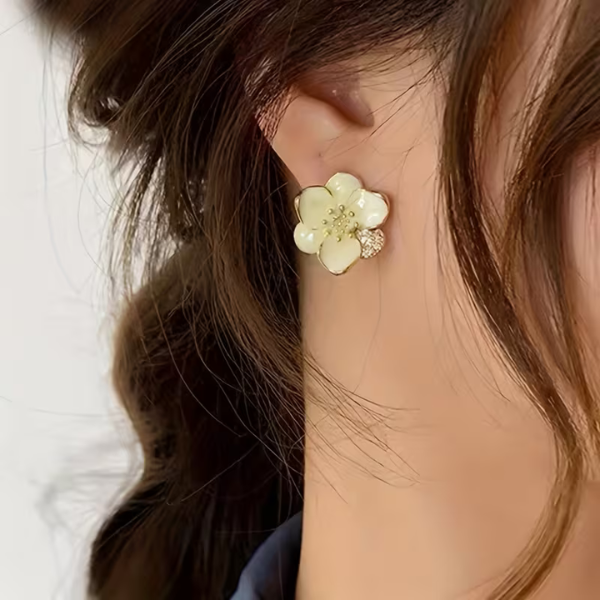 Elegante moderne blumenförmige Ohrringe