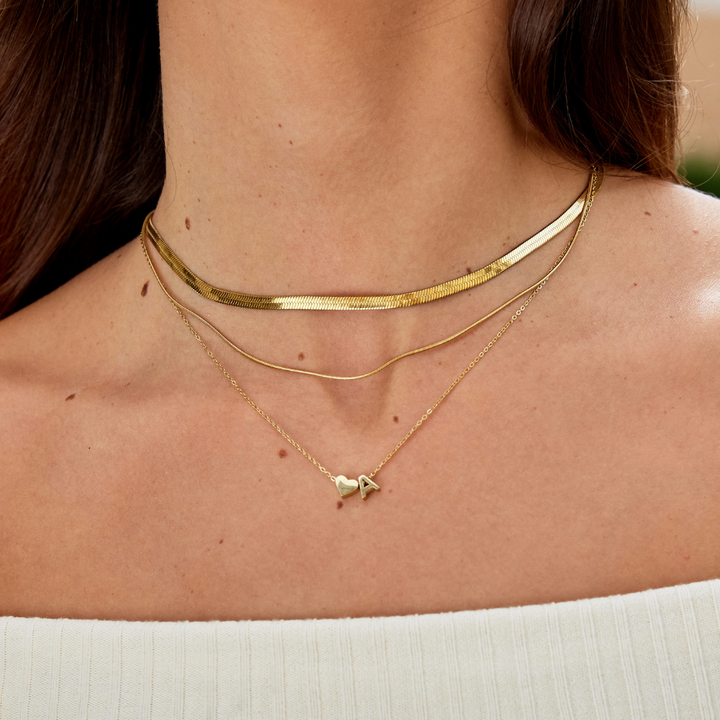 Zeitloses Initial-Halsband mit Herzanhänger