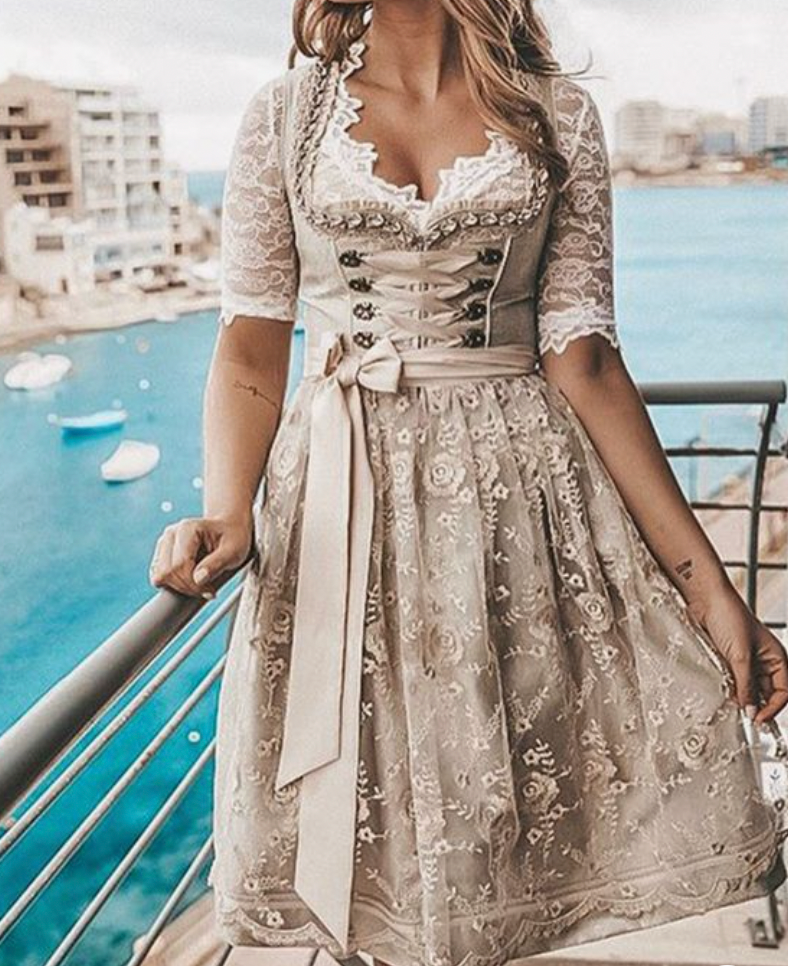 Kleid mit Spitzendetails in Minilänge