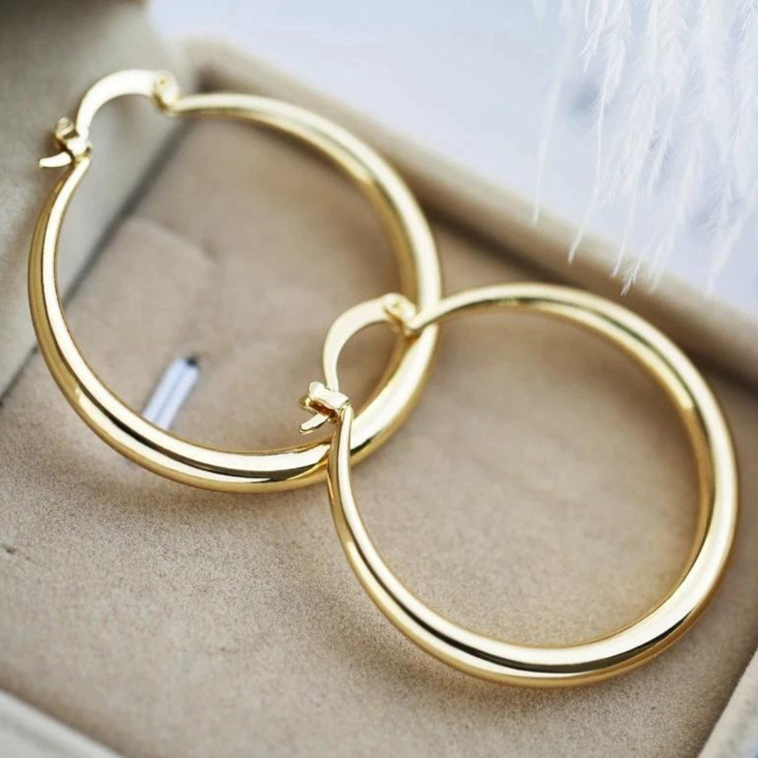 Boucles d'oreilles dorées avec un grand impact