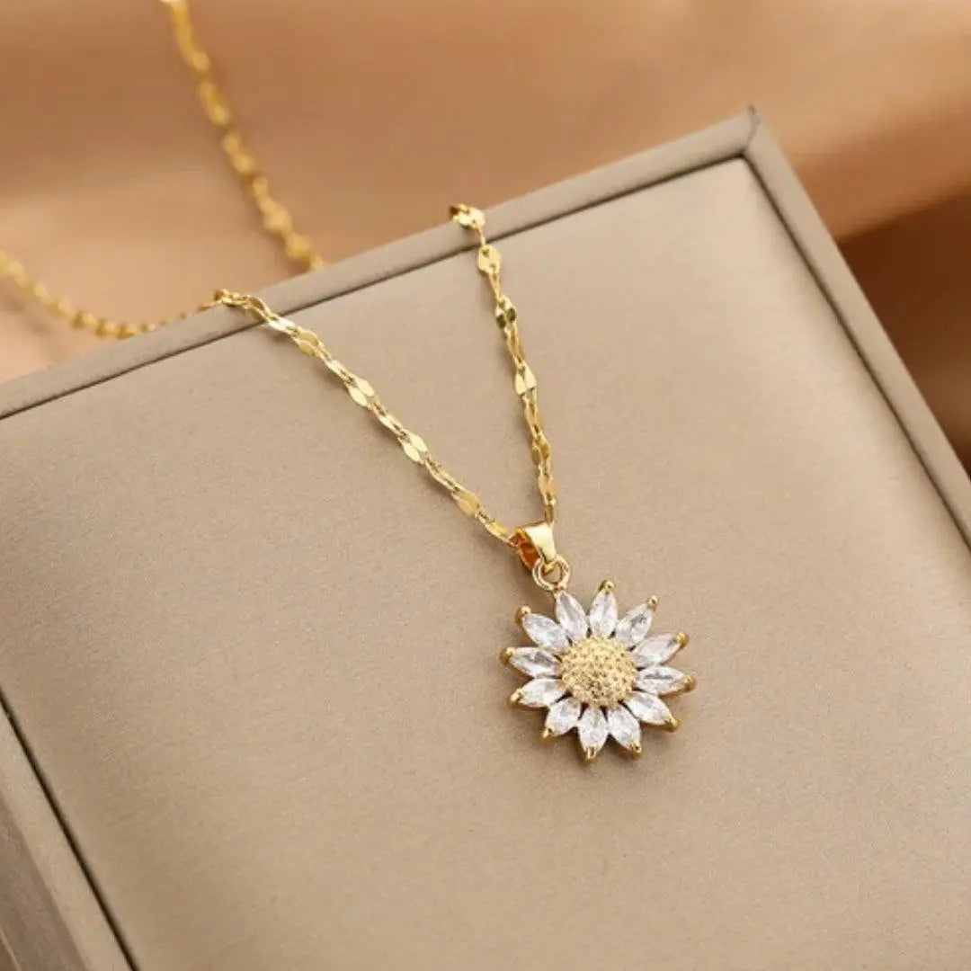 Halskette mit Sonnenblumen-Anhänger in Gold und Kristall