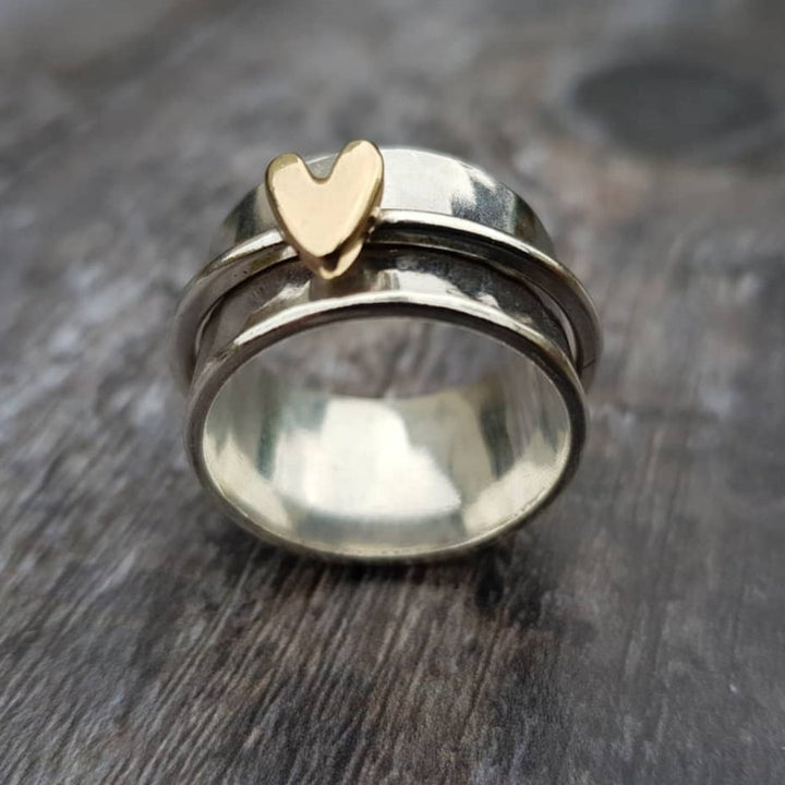Silberner Ring mit goldenem Herzen