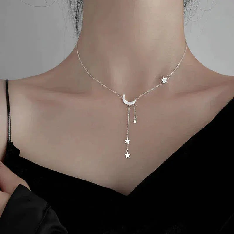 Elegante Silberkette mit Mond und Sternen