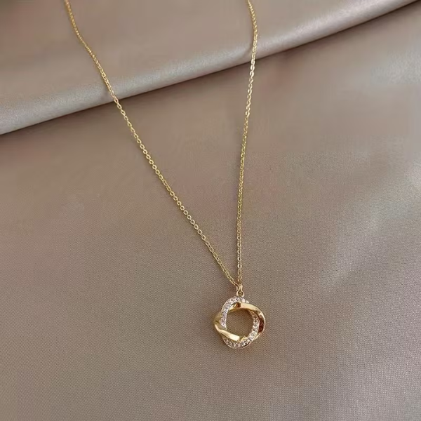 Elegante goldene Halskette mit Anhänger
