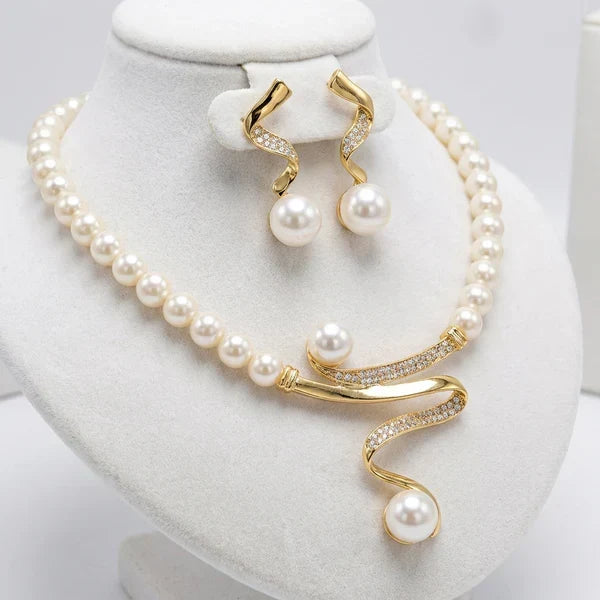 Set aus einer Kette und Ohrringen mit natürlichen Perlen