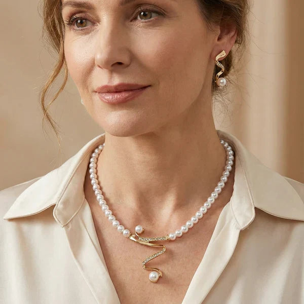Set aus einer Kette und Ohrringen mit natürlichen Perlen