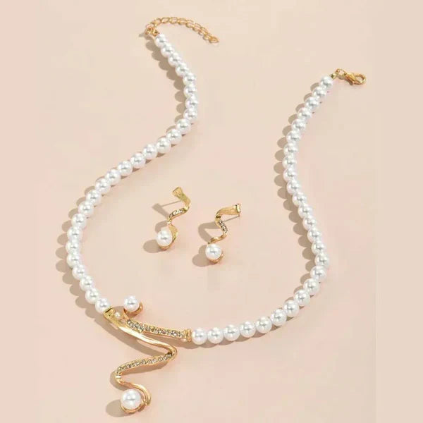 Set aus einer Kette und Ohrringen mit natürlichen Perlen