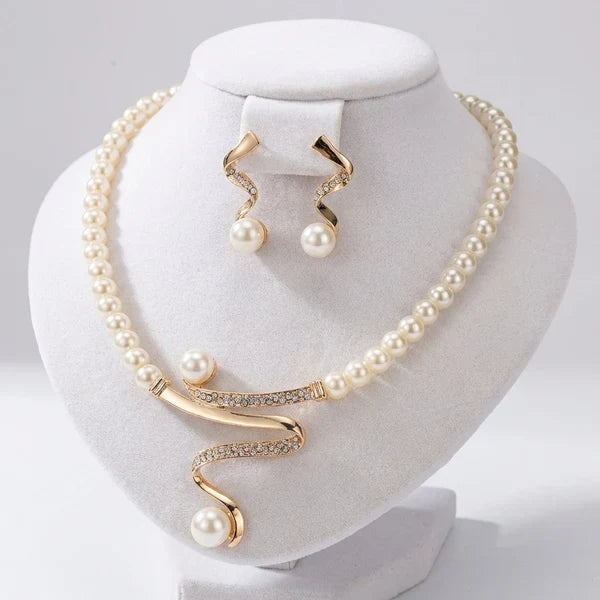 Set aus einer Kette und Ohrringen mit natürlichen Perlen