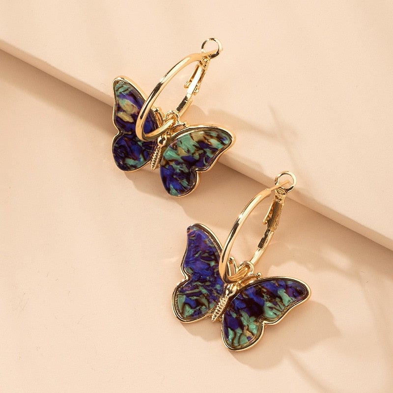 Boucles d'oreilles créoles dorées avec papillons colorés