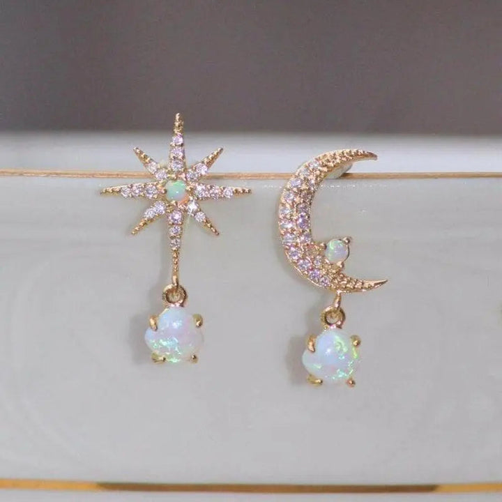 Mond- und Stern-Ohrringe aus Gold und Opal