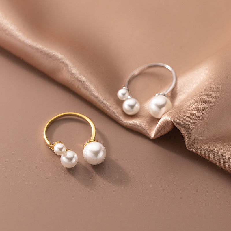 Eleganter Ring mit Trio von Perlen