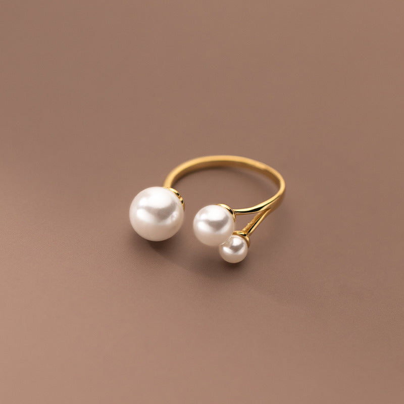 Eleganter Ring mit Trio von Perlen
