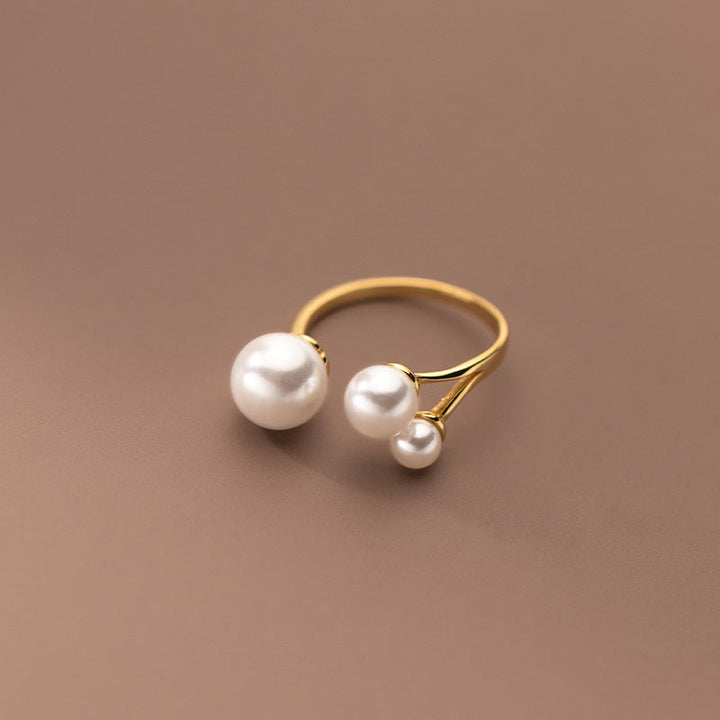 Eleganter Ring mit Trio von Perlen