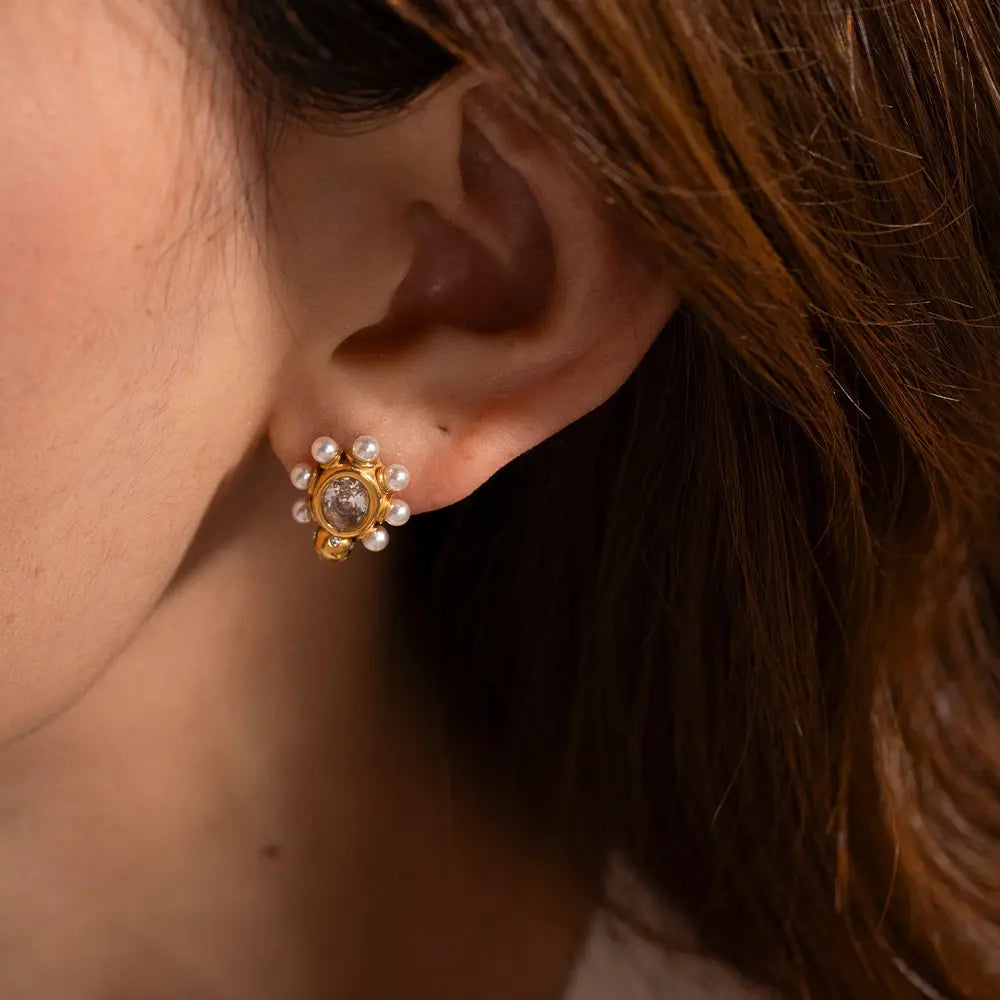 Verfeinerte Goldene Ohrringe mit Perle