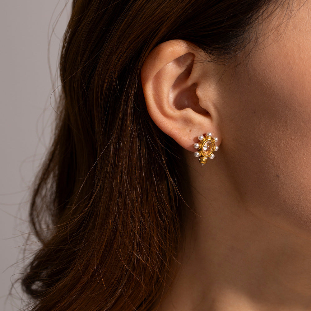 Verfeinerte Goldene Ohrringe mit Perle