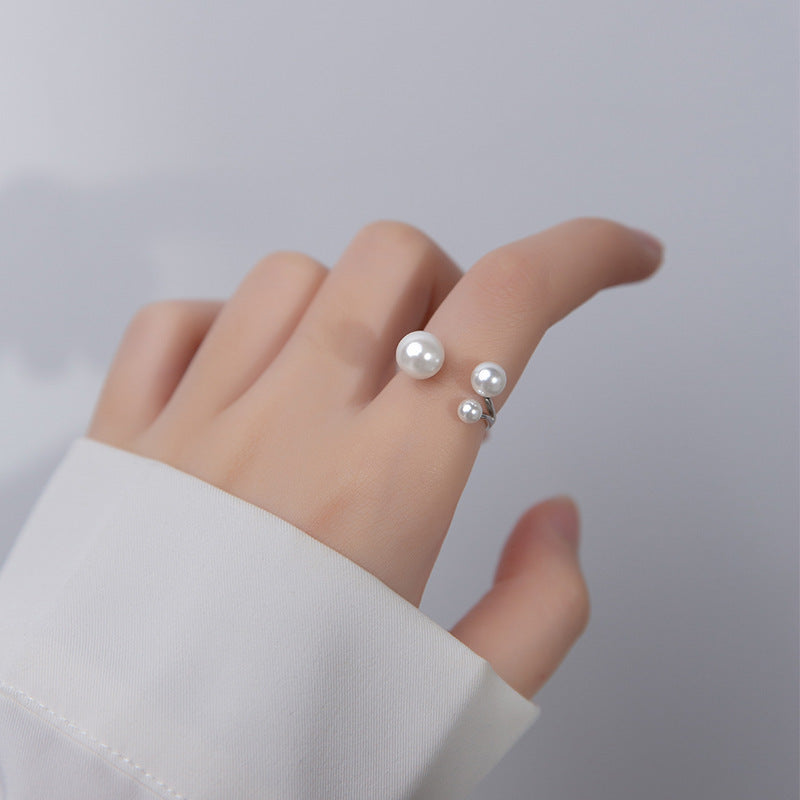 Eleganter Ring mit Trio von Perlen