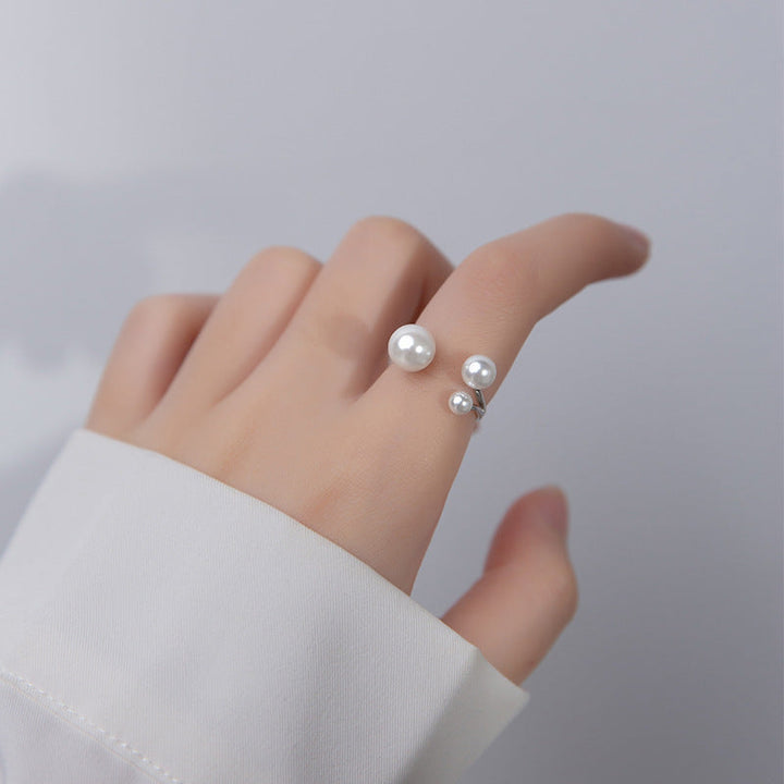 Eleganter Ring mit Trio von Perlen