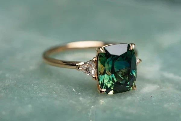 Goldener Ring mit Vintage-inspirierter Steine