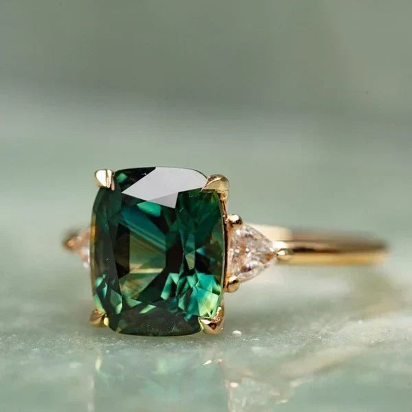 Goldener Ring mit Vintage-inspirierter Steine