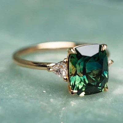 Goldener Ring mit Vintage-inspirierter Steine