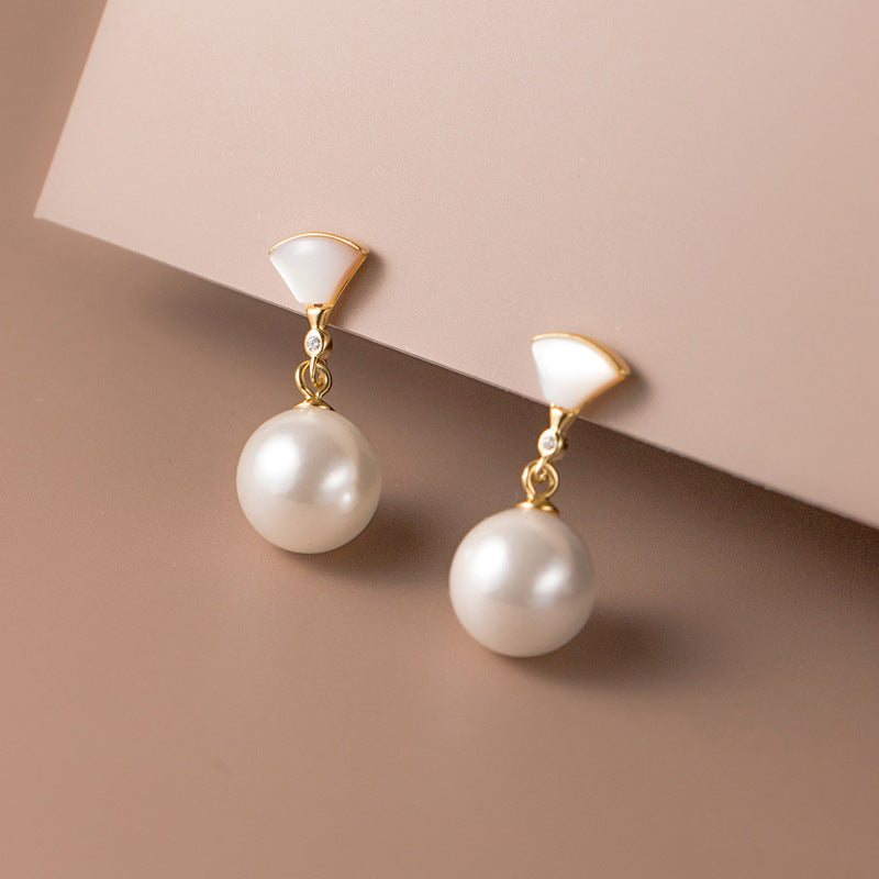 Boucles d'oreilles argentées chics avec perles
