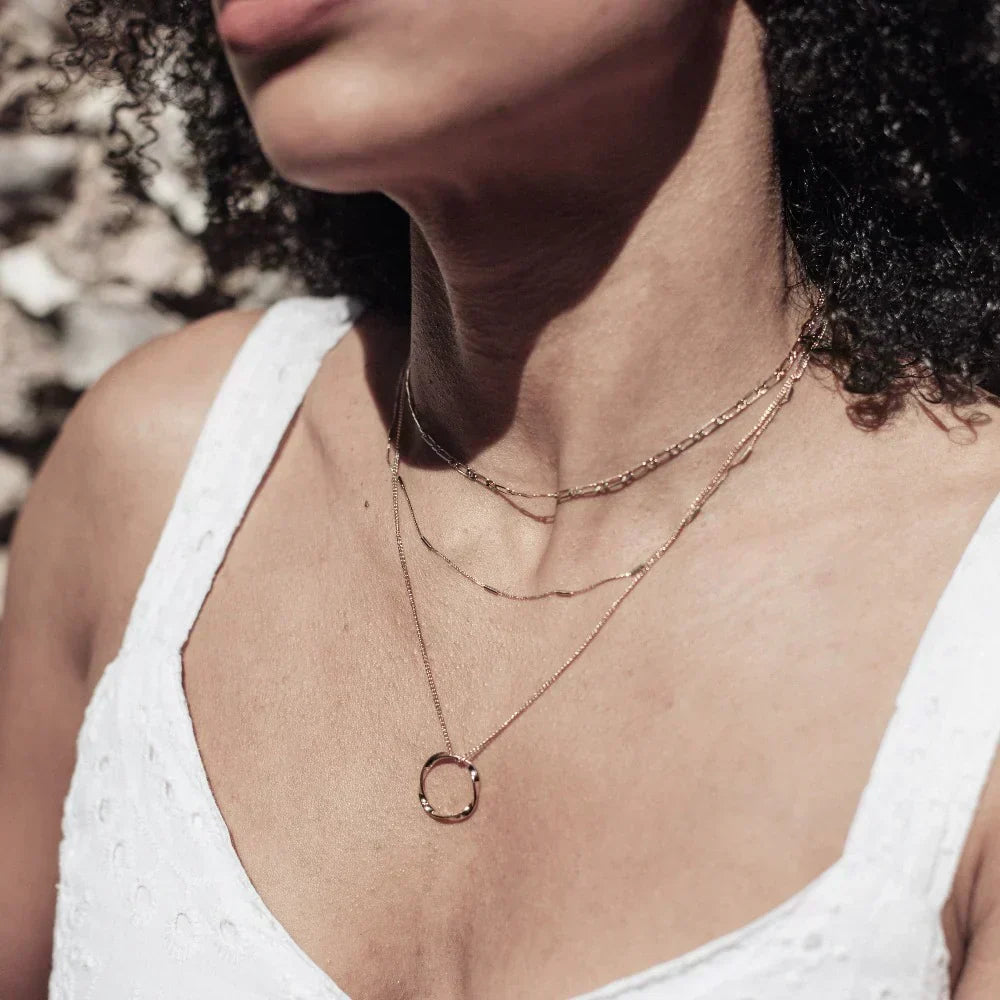 Offenes Hoepelcollier mit Drei Reihen in Gold