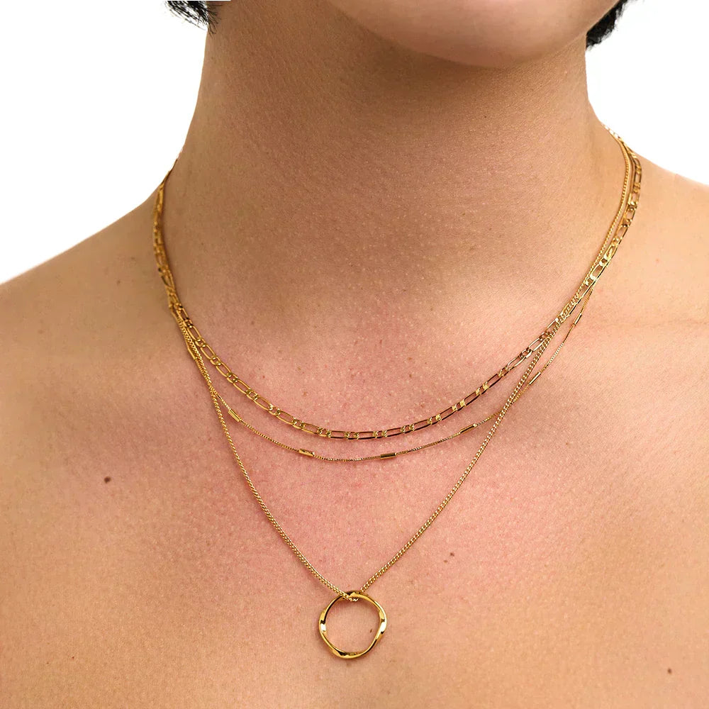 Offenes Hoepelcollier mit Drei Reihen in Gold