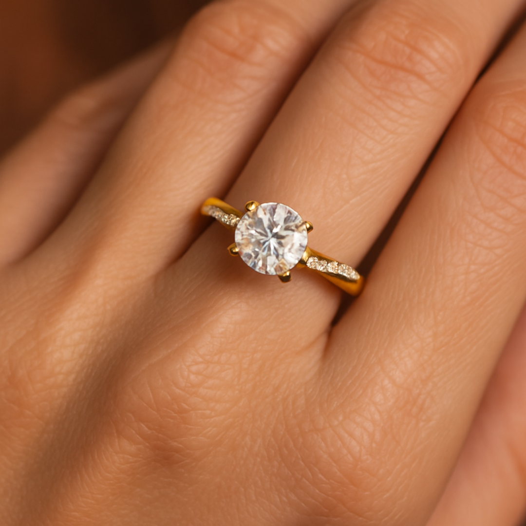 Goldener Verlobungsring mit Kristall