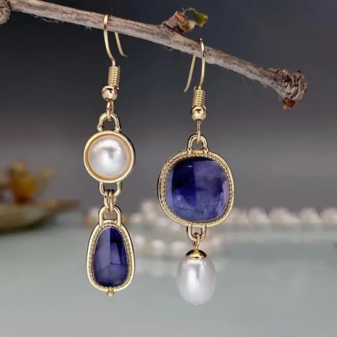 Elegante Ohrringe mit blauem Stein und Perle