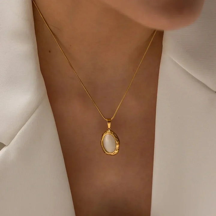 Goldvergoldete Halskette mit ovalem Katzenauge-Opal