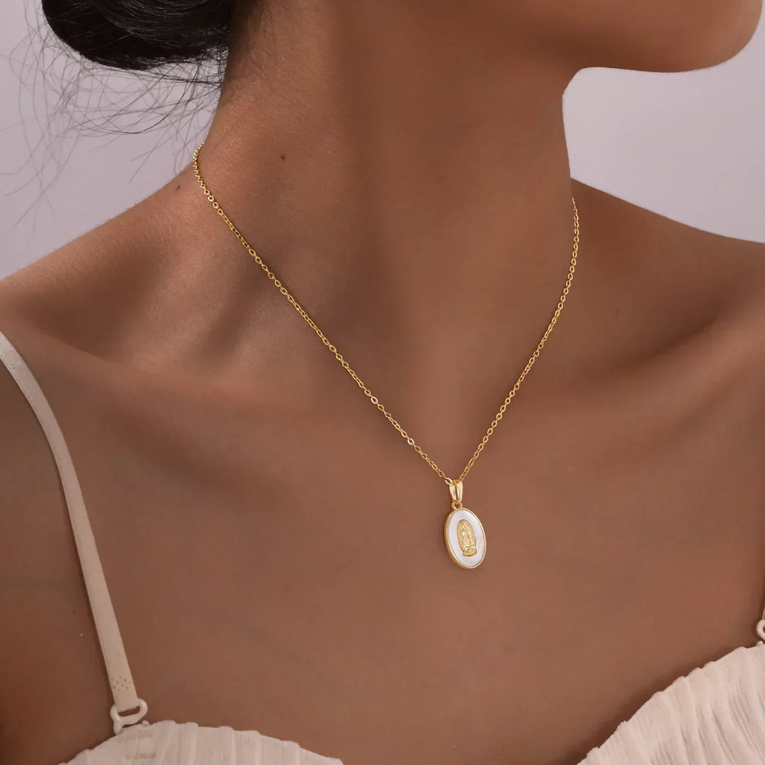 Kette mit ovalem Anhänger der Jungfrau in Gold