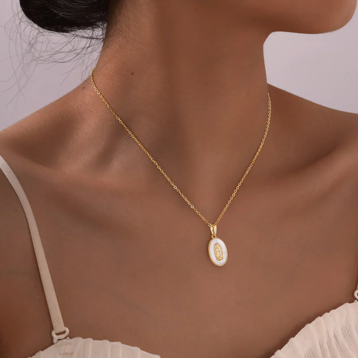 Kette mit ovalem Anhänger der Jungfrau in Gold