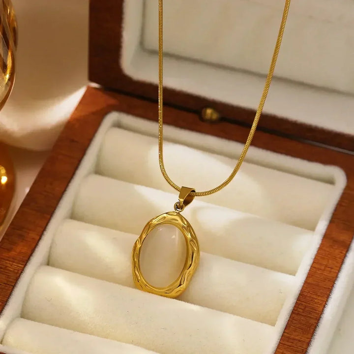 Goldvergoldete Halskette mit ovalem Katzenauge-Opal