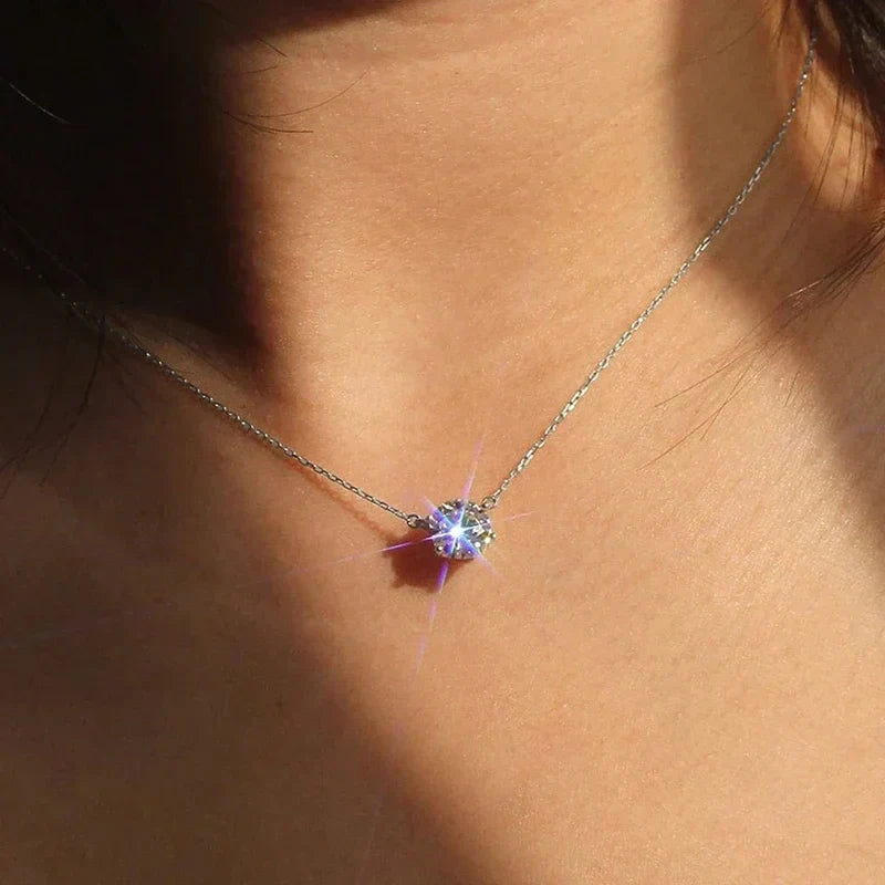 Eleganter Solitaire Anhänger mit Kristall