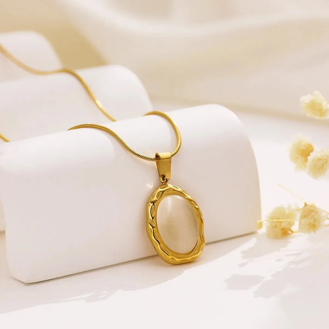 Goldvergoldete Halskette mit ovalem Katzenauge-Opal