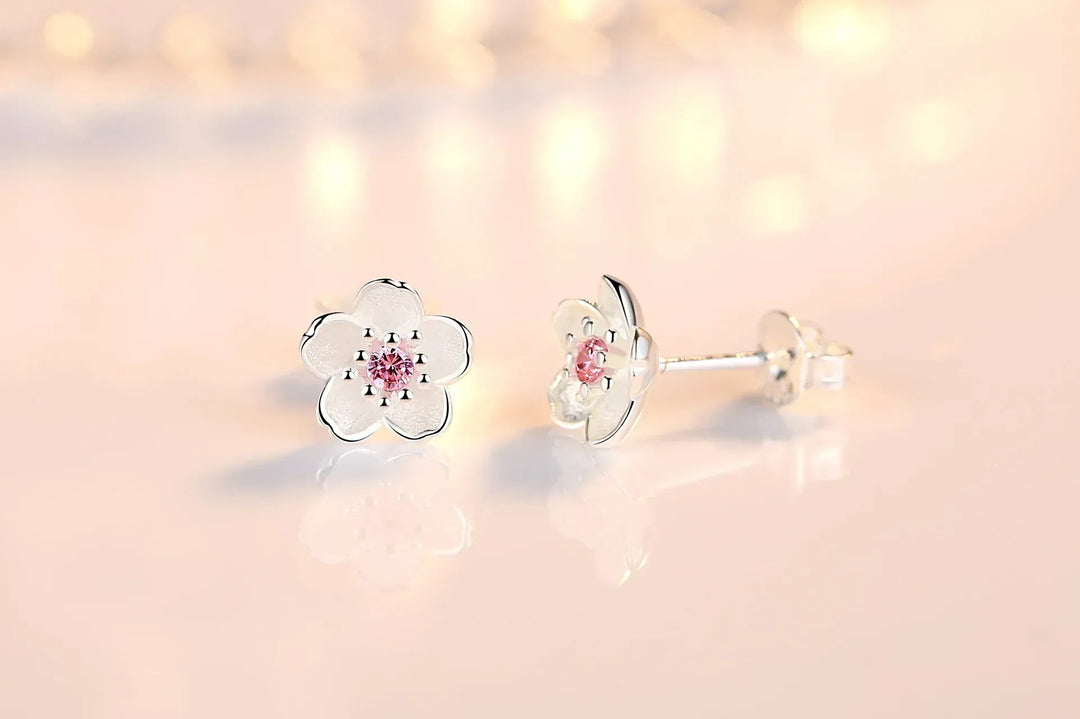 Blumenförmige Ohrstecker mit Zirkonia