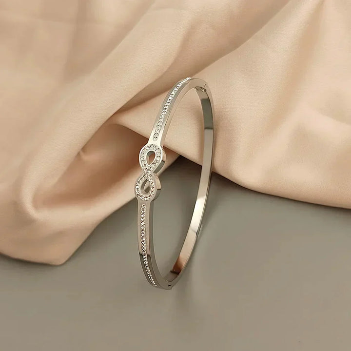 Rigid Infinity Armband mit Exklusiven Kristallen