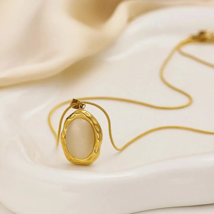 Goldvergoldete Halskette mit ovalem Katzenauge-Opal