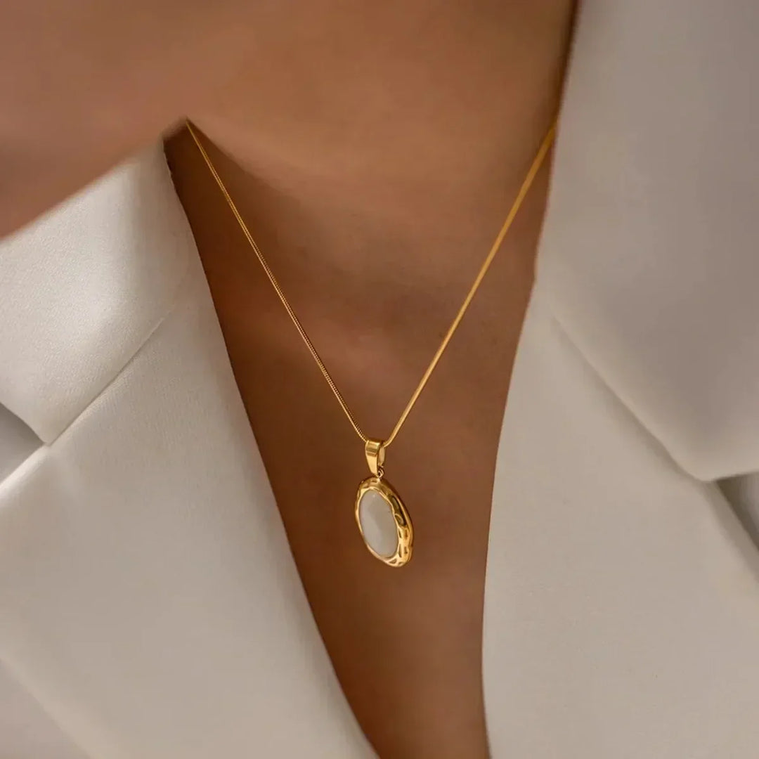 Goldvergoldete Halskette mit ovalem Katzenauge-Opal