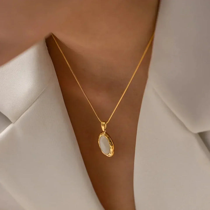 Goldvergoldete Halskette mit ovalem Katzenauge-Opal