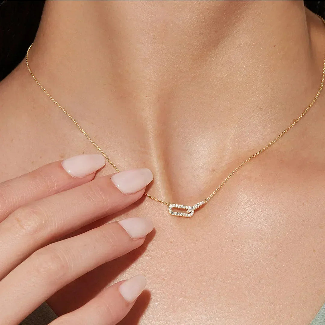 Elegante Halskette mit Wellenförmigem Metallblumen-Anhänger