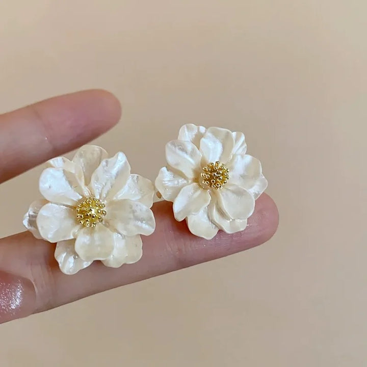 Schicke Weiße Acryl Ohrringe mit Knopf